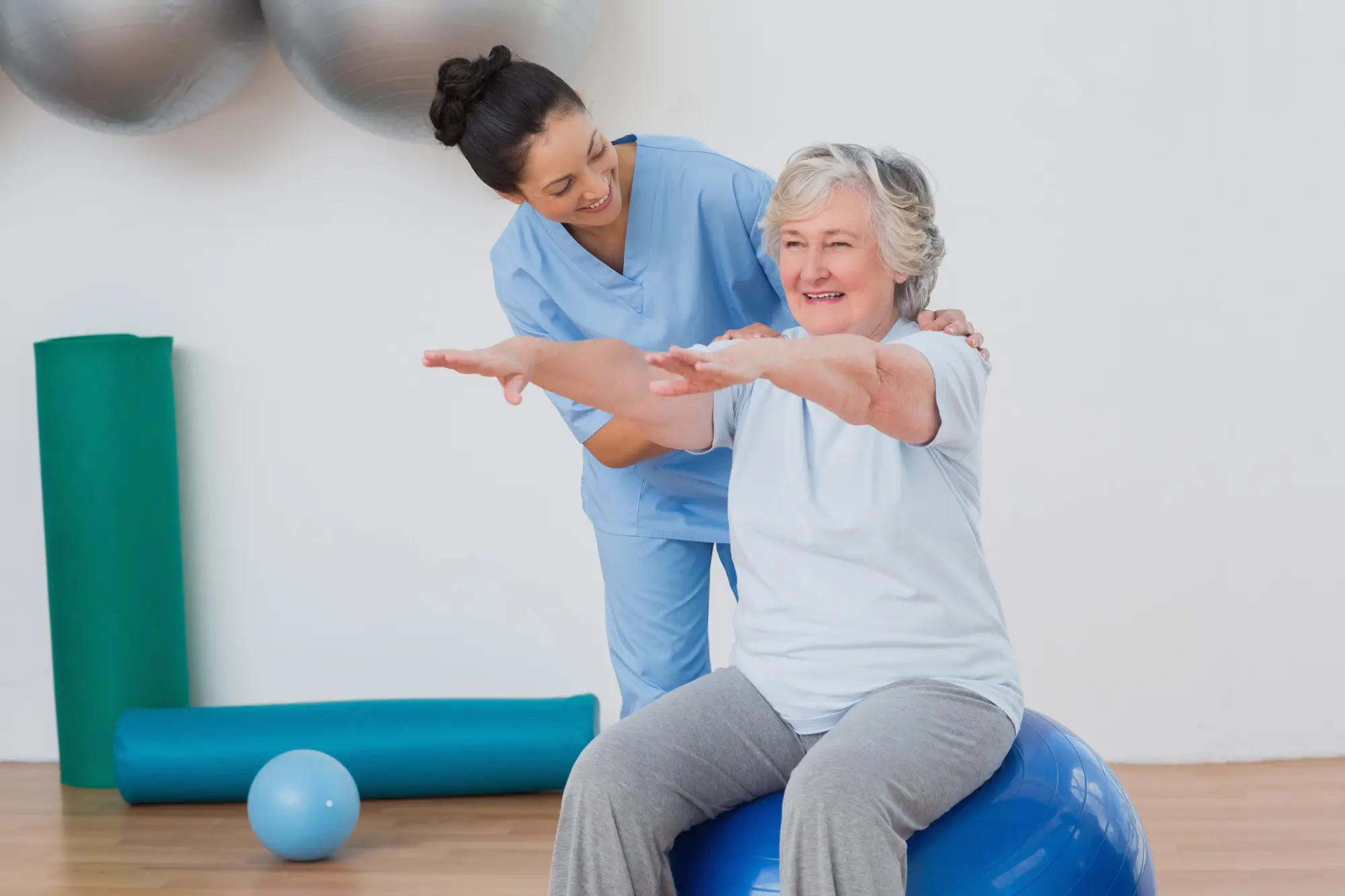Specialized physiotherapy at home for elderly patients in Dubai